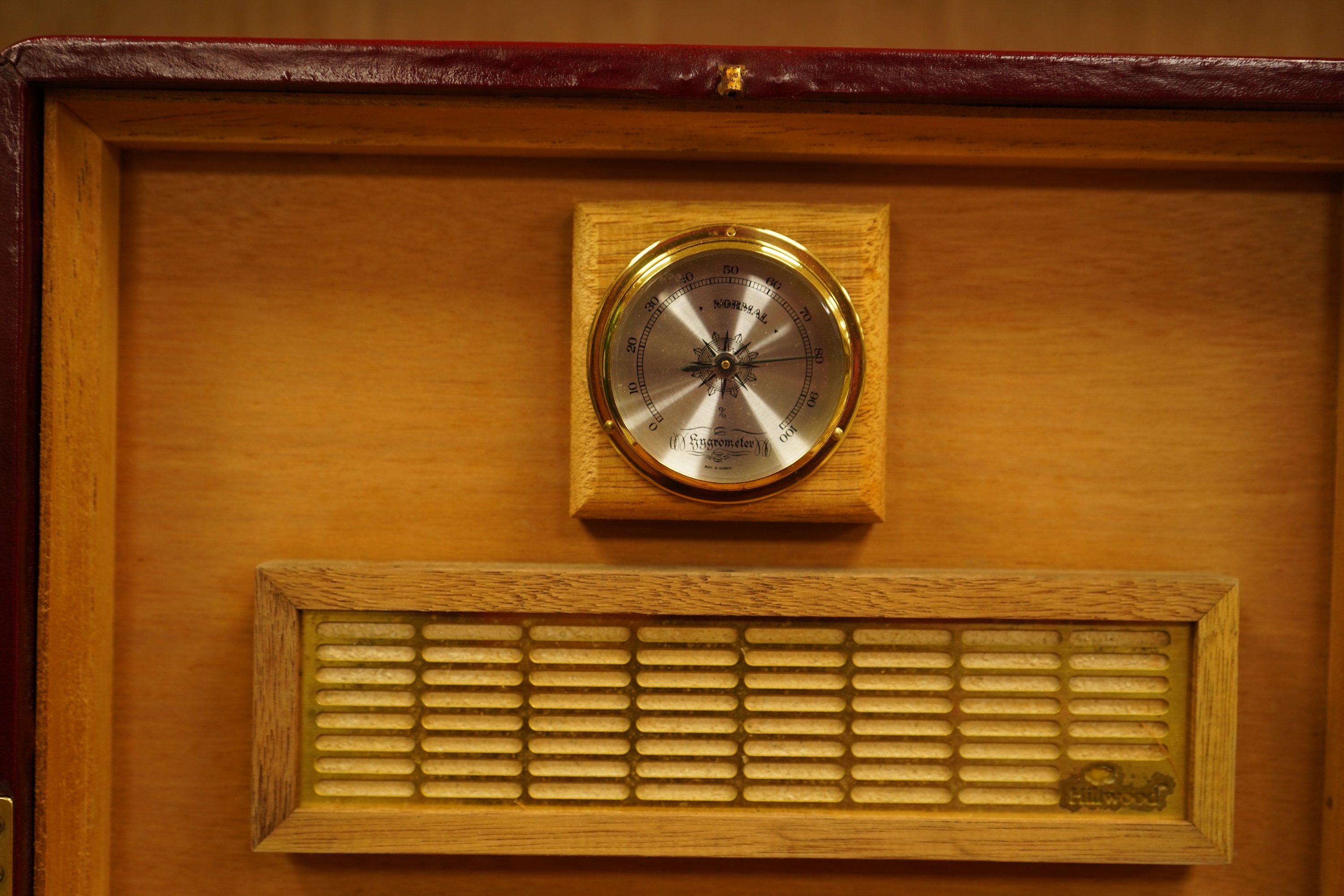 A silver plated cased serving set together with a leather humidor with key, 28cm wide